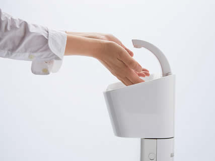 傾斜のある設計で、手を洗いやすい。